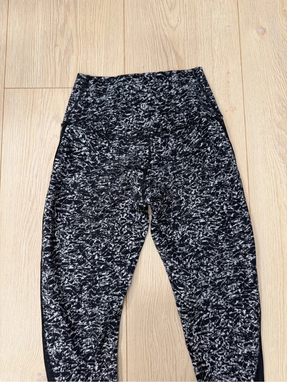 Lululemon Deep Breath Tight Iced Wave White Black Size 6
